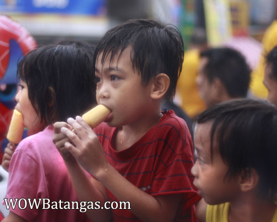 kids-ice-cream during parada ng lechon